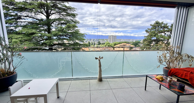 Appartement contemporain avec vue dominante sur Genève, dans un écrin de verdure image 5