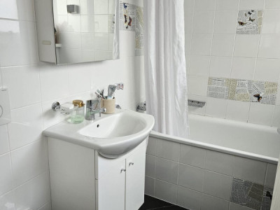 Bel appartement de 3,5 pièces, bénéficiant dun jardin privatif et dune place de parc intérieure image 6