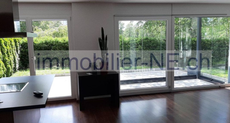 Bel appartement de 3,5 pièces, bénéficiant dun jardin privatif et dune place de parc intérieure image 1