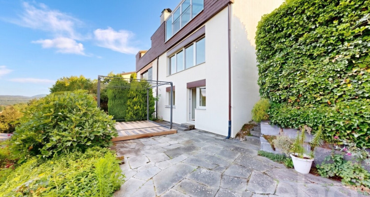 Sonniges Doppeleinfamilienhaus mit Wintergarten und Weitsicht image 1