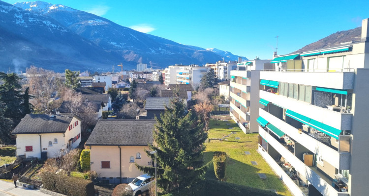 Elégant 4.5p rénové centre ville Sierre image 1
