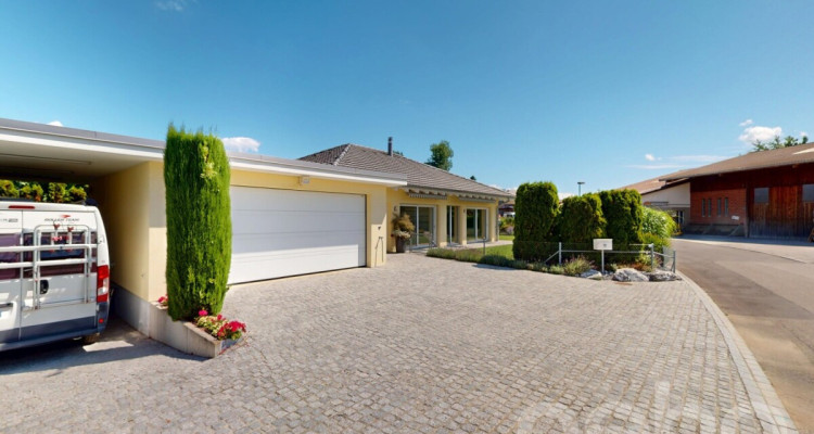 Elegantes Einfamilienhaus mit Garten und Carport für Wohnmobil image 1