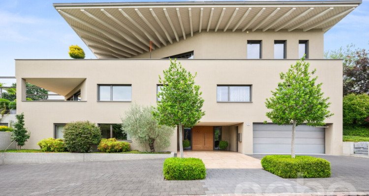 Exklusive Villa mit Wellnessbereich und Panorama-Aussicht image 1