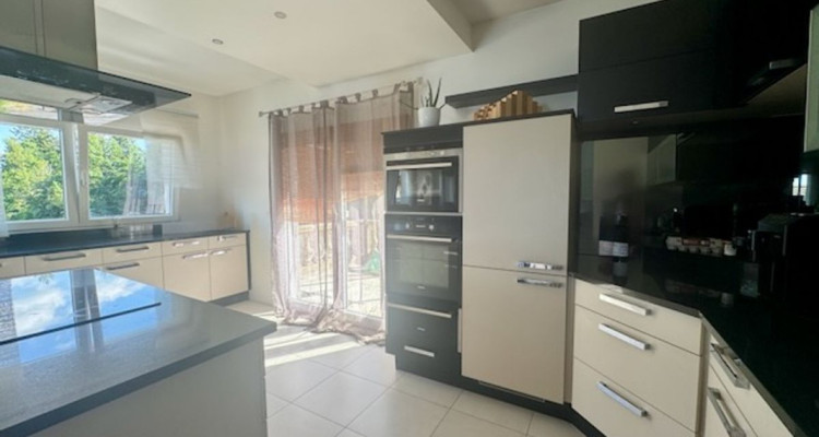 De nouvelles rénovations à ce bien de 6 pièces en duplex + 3 pièces - Terrasses, couvert à voitures  image 1