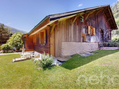 Chalet de caractère : jardin bucolique et potentiel rare image 2