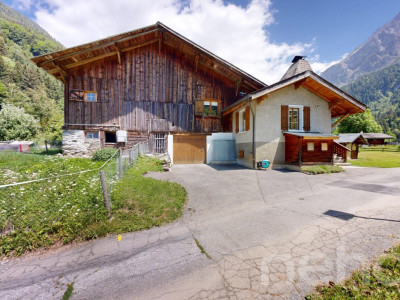 Chalet de caractère : jardin bucolique et potentiel rare image 3