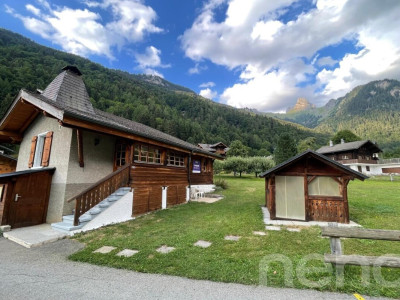 Chalet de caractère : jardin bucolique et potentiel rare image 12