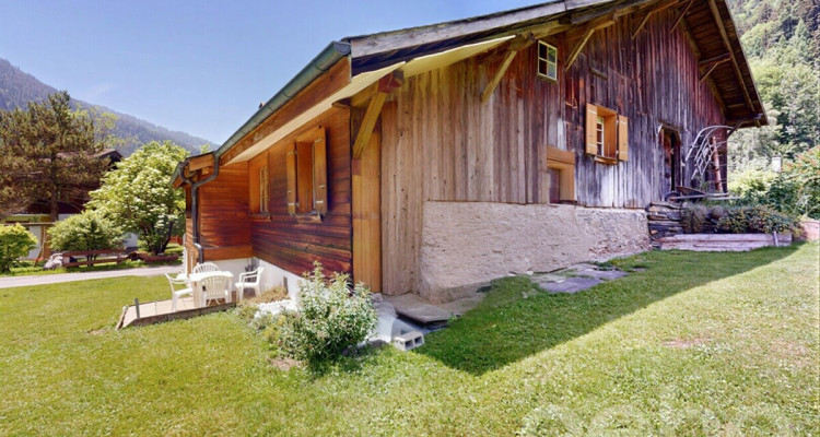 Chalet de caractère : jardin bucolique et potentiel rare image 2