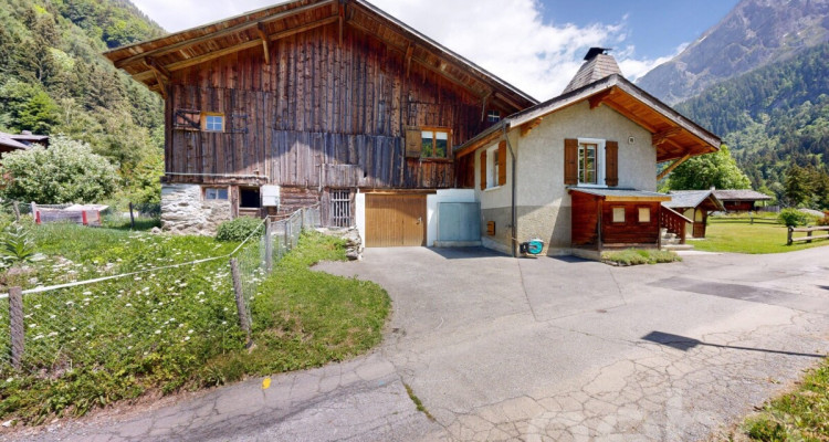 Chalet de caractère : jardin bucolique et potentiel rare image 3