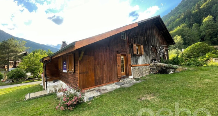 Chalet de caractère : jardin bucolique et potentiel rare image 3