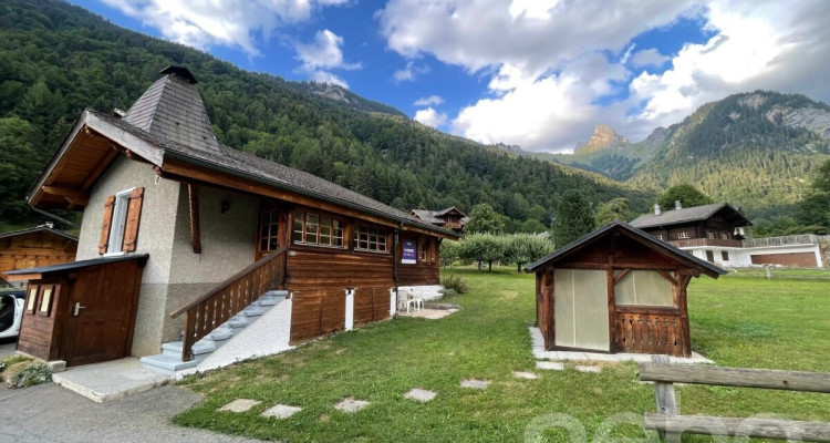 Chalet de caractère : jardin bucolique et potentiel rare image 12