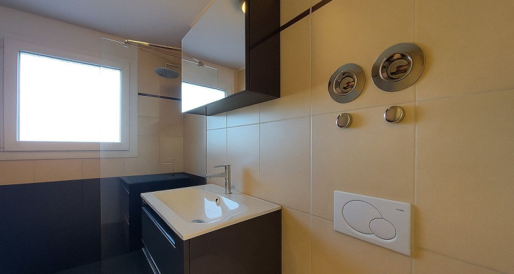 Appartement en attique avec  terrasse, garage double et place de parc extérieure image 9