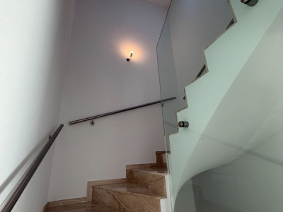 Villa contemporaine avec vue sur le lac, piscine et prestations dexception image 3