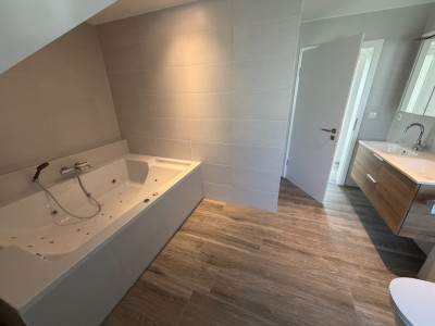 Villa contemporaine avec vue sur le lac, piscine et prestations dexception image 5