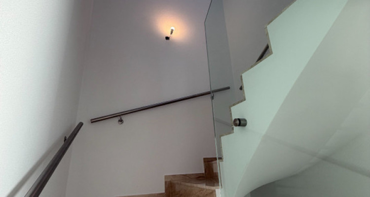 Villa contemporaine avec vue sur le lac, piscine et prestations dexception image 3