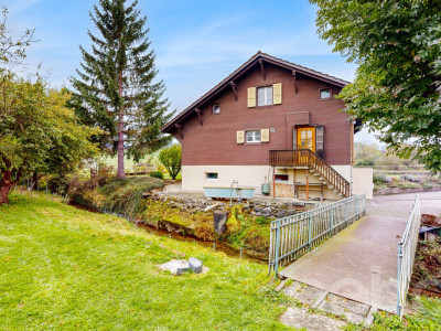 Chalet de caractère sur 1741 m² avec rivière et potentiel image 2