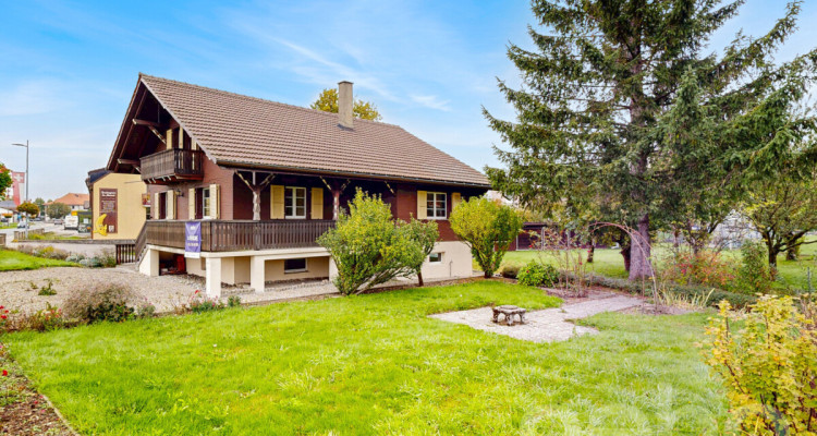 Chalet de caractère sur 1741 m² avec rivière et potentiel image 1