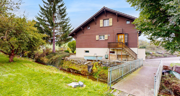 Chalet de caractère sur 1741 m² avec rivière et potentiel image 2