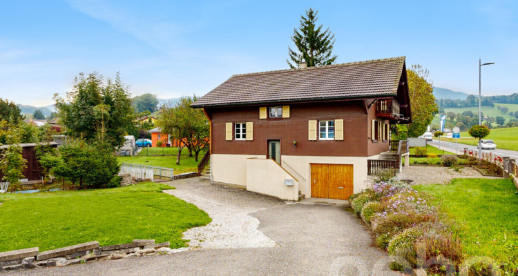 Chalet de caractère sur 1741 m² avec rivière et potentiel image 3