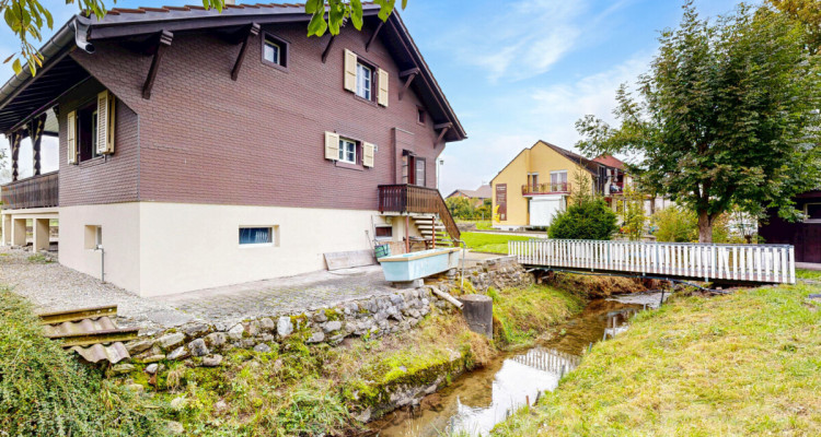Chalet de caractère sur 1741 m² avec rivière et potentiel image 5