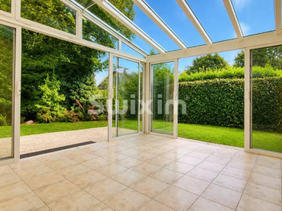 Family house with garden, veranda, garage, and covered parking space image 1