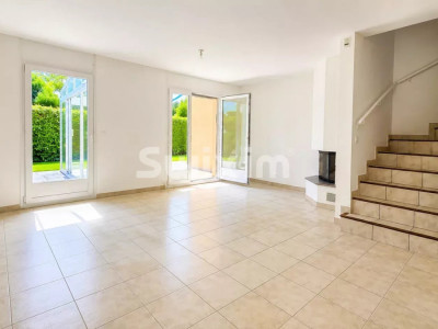 Family house with garden, veranda, garage, and covered parking space image 2