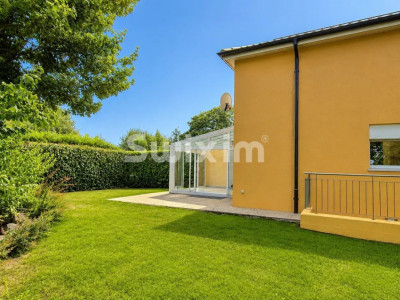 Family house with garden, veranda, garage, and covered parking space image 3