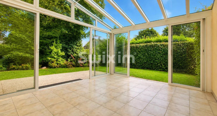 Family house with garden, veranda, garage, and covered parking space image 1