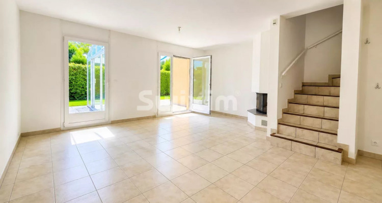 Family house with garden, veranda, garage, and covered parking space image 2