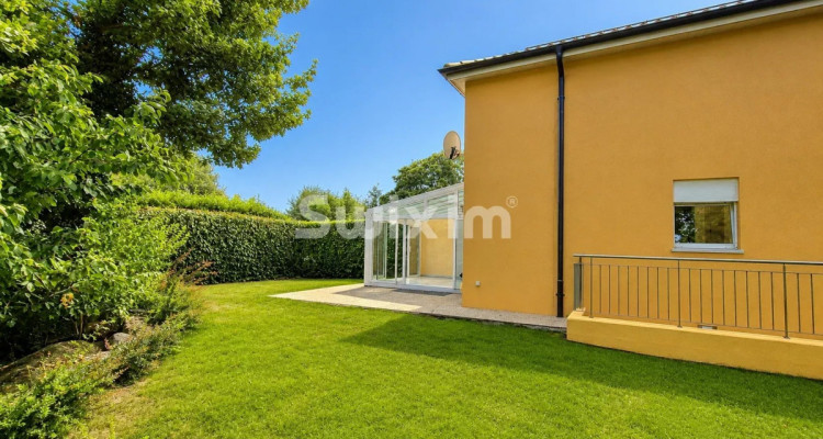 Family house with garden, veranda, garage, and covered parking space image 3