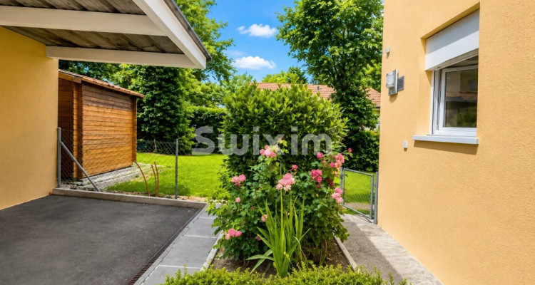 Family house with garden, veranda, garage, and covered parking space image 5