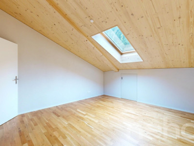 2.5-Zimmer-Attikawohnung mit Weitblick in Spiringen image 9