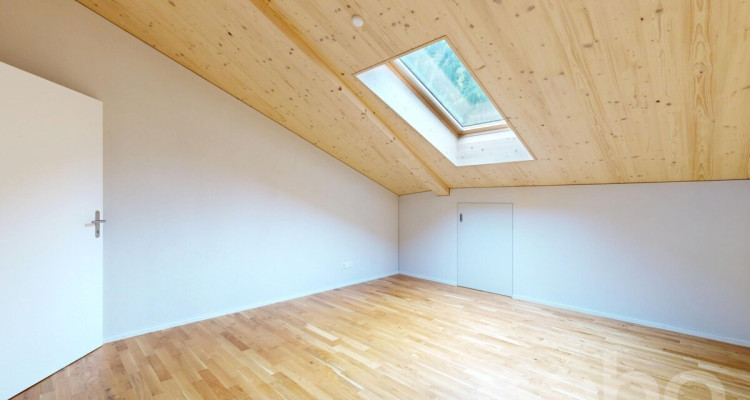 2.5-Zimmer-Attikawohnung mit Weitblick in Spiringen image 9