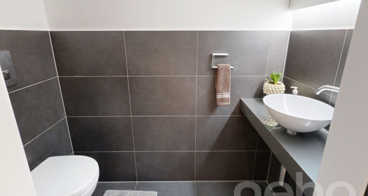 Moderne 2.5-Zimmer-Wohnung mit Skyline-Flair und Weitsicht image 8