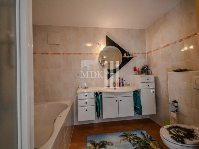 À louer un confortable appartement traversant de 4.5 pièces image 3
