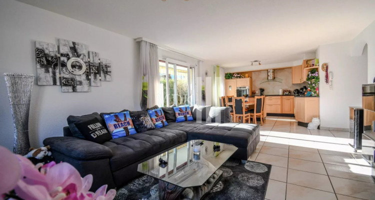 À louer un confortable appartement traversant de 4.5 pièces image 2