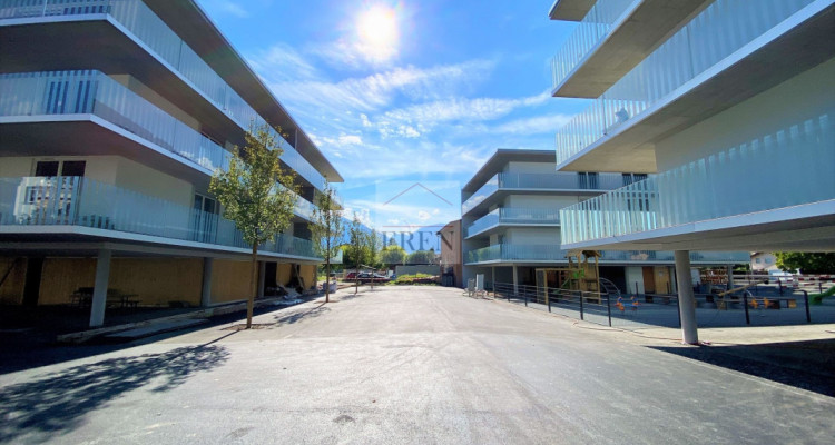 Spacieux attique 2,5p de 90m2 et grande terrasse de 29 m2 au centre de Fully image 11
