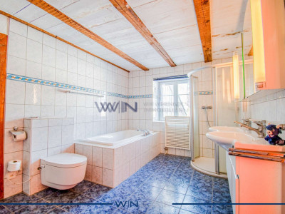 Rares und grosses Zweifamilienhaus - mit Gewerbe und Garagen image 9