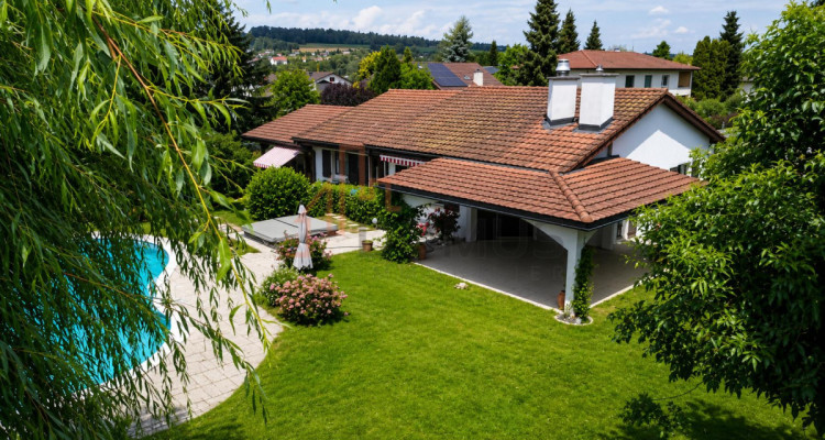 Villa individuelle avec piscine sur magnifique parcelle arborisée image 1