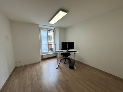 Joli bureau lumineux, bien situé  image 3