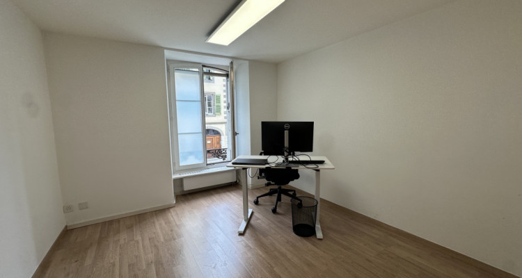 Joli bureau lumineux, bien situé  image 3