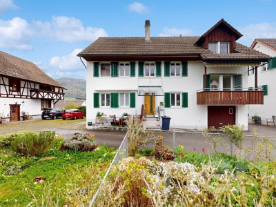 Gepflegtes 2-Familienhaus mit 835 m² Baulandparzelle image 1