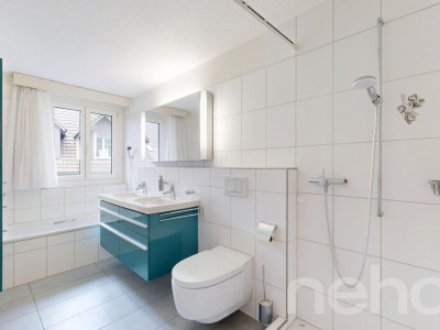 Gepflegtes 2-Familienhaus mit 835 m² Baulandparzelle image 9