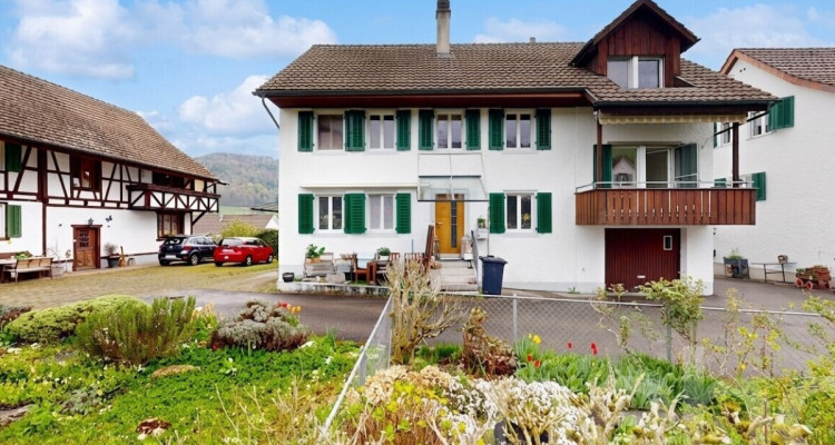 Gepflegtes 2-Familienhaus mit 835 m² Baulandparzelle image 1
