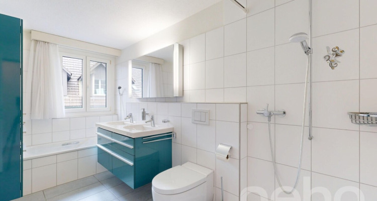 Gepflegtes 2-Familienhaus mit 835 m² Baulandparzelle image 9