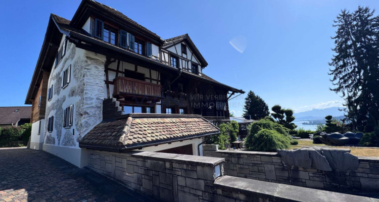 Historischer Glanz am ruhigen See image 1