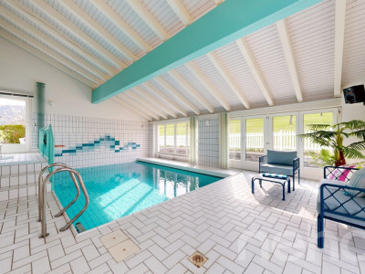 Entre nature et élégance : superbe villa avec piscine intérieure! image 1