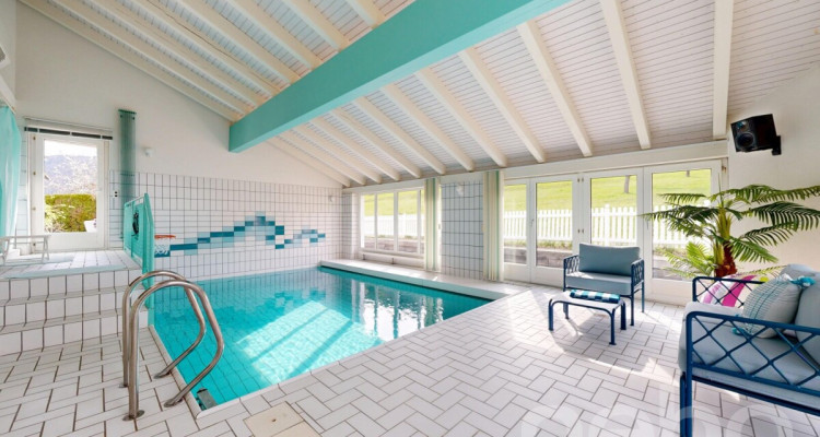 Entre nature et élégance : superbe villa avec piscine intérieure! image 1