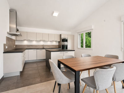 Charmant appartement de 4,5 pièces sous les combles à Ursy image 2