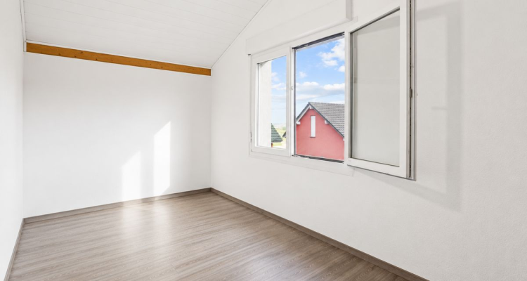 Charmant appartement de 4,5 pièces sous les combles à Ursy image 4